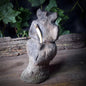 Cernunnos Skulptur auf Baumstamm – Gehörnter Gott mit Wildschweinzahn – Keltische Waldgottheit – Spirituelle Kunst für den Altar SKU245