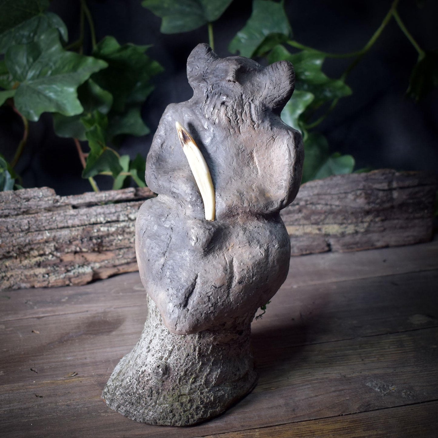 Cernunnos Skulptur auf Baumstamm – Gehörnter Gott mit Wildschweinzahn – Keltische Waldgottheit – Spirituelle Kunst für den Altar