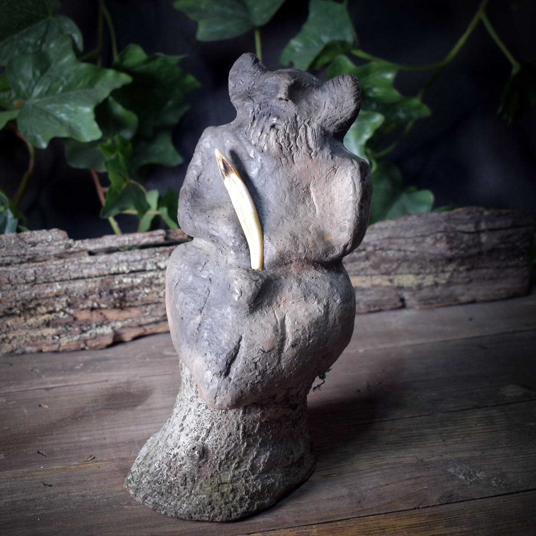Cernunnos Skulptur auf Baumstamm – Gehörnter Gott mit Wildschweinzahn – Keltische Waldgottheit – Spirituelle Kunst für den Altar