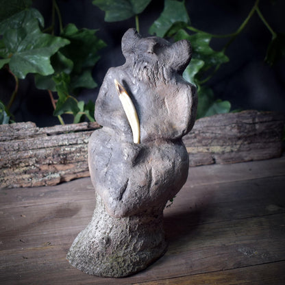 Cernunnos Skulptur auf Baumstamm – Gehörnter Gott mit Wildschweinzahn – Keltische Waldgottheit – Spirituelle Kunst für den Altar