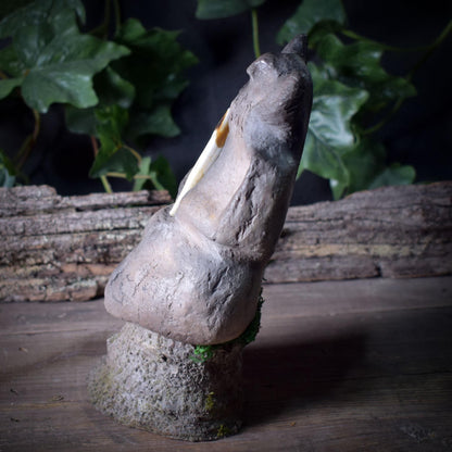 Cernunnos Skulptur auf Baumstamm – Gehörnter Gott mit Wildschweinzahn – Keltische Waldgottheit – Spirituelle Kunst für den Altar SKU245