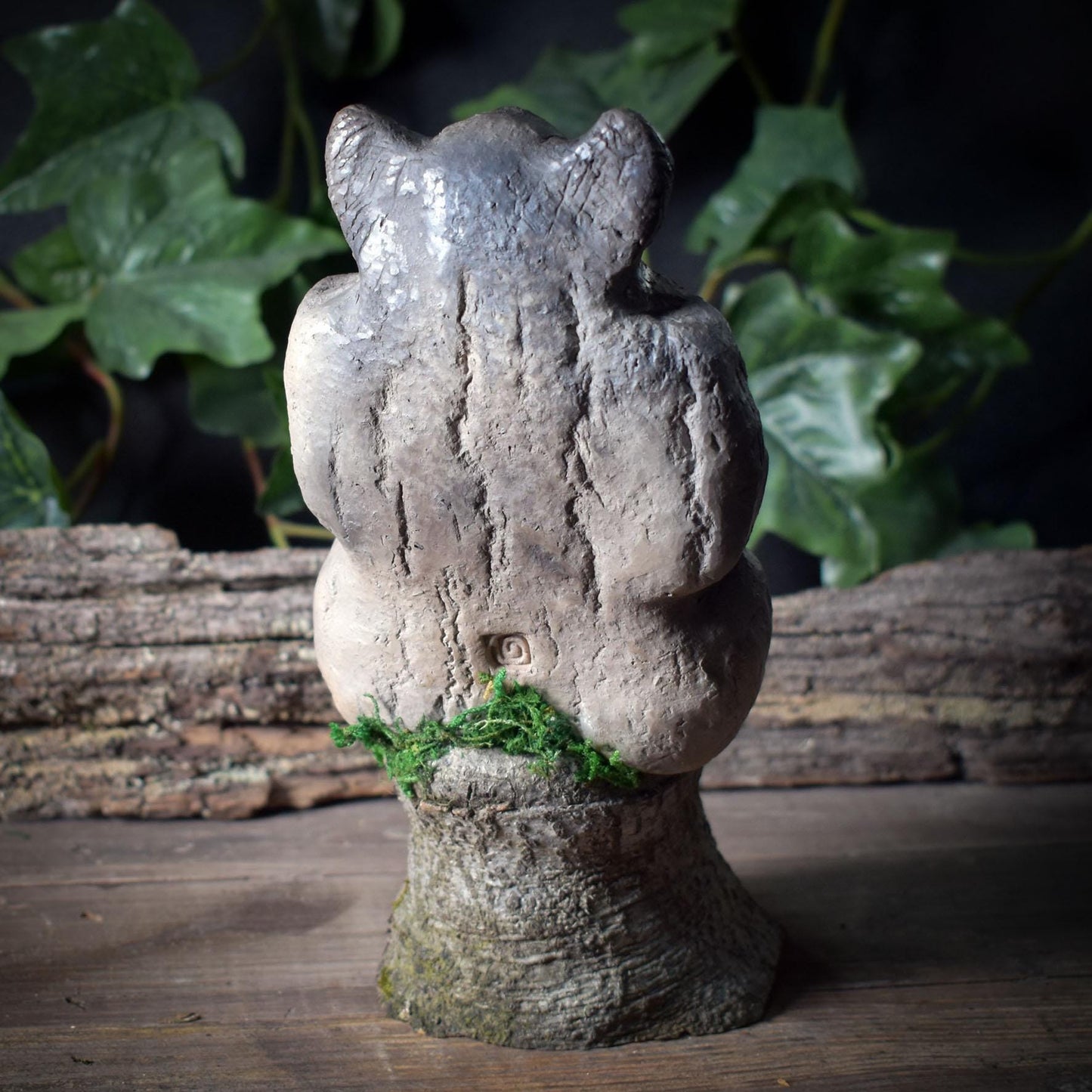 Cernunnos Skulptur auf Baumstamm – Gehörnter Gott mit Wildschweinzahn – Keltische Waldgottheit – Spirituelle Kunst für den Altar
