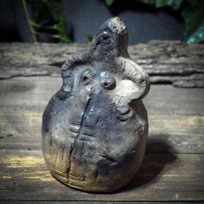 Wunschhüter aus Rauchbrand-Ton – archaische Ritualform zur stillen Bewahrung von Intentionen | wähle deinen persönlichen Begleiter - WHI001