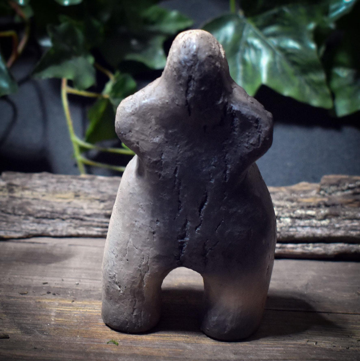 Urmutter Skulptur mit Gabenhöhle – archaische Tonfigur aus Rauchbrandton