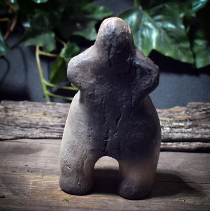 Urmutter Skulptur mit Gabenhöhle – archaische Tonfigur aus Rauchbrandton