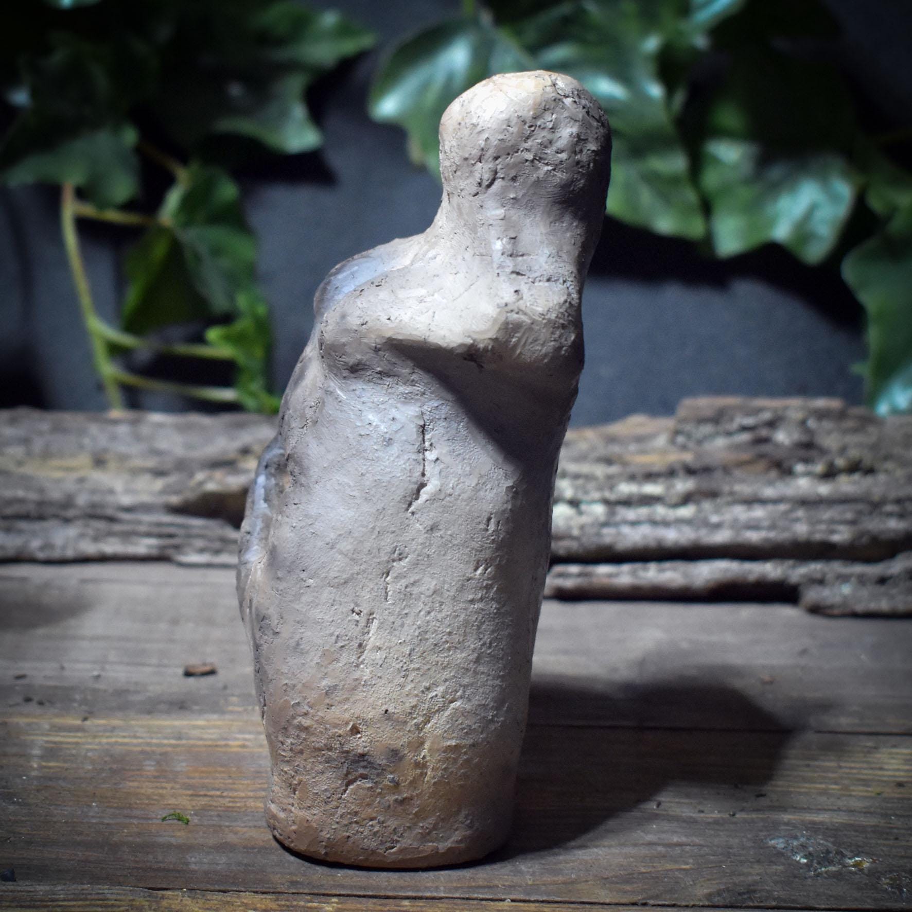 Urmutter Skulptur mit Gabenhöhle – archaische Tonfigur aus Rauchbrandton SKU238