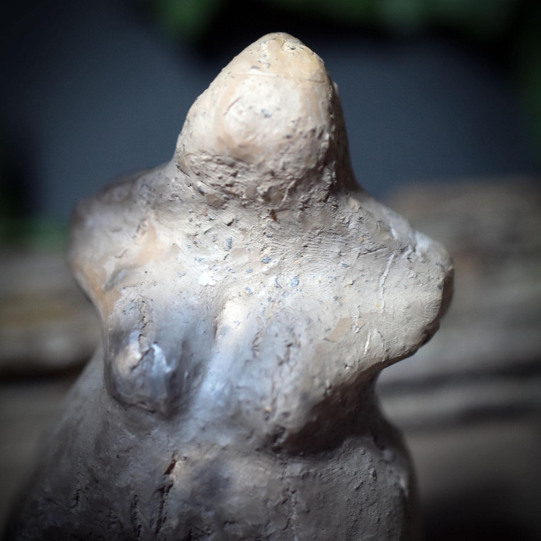 Urmutter Skulptur mit Gabenhöhle – archaische Tonfigur aus Rauchbrandton SKU238