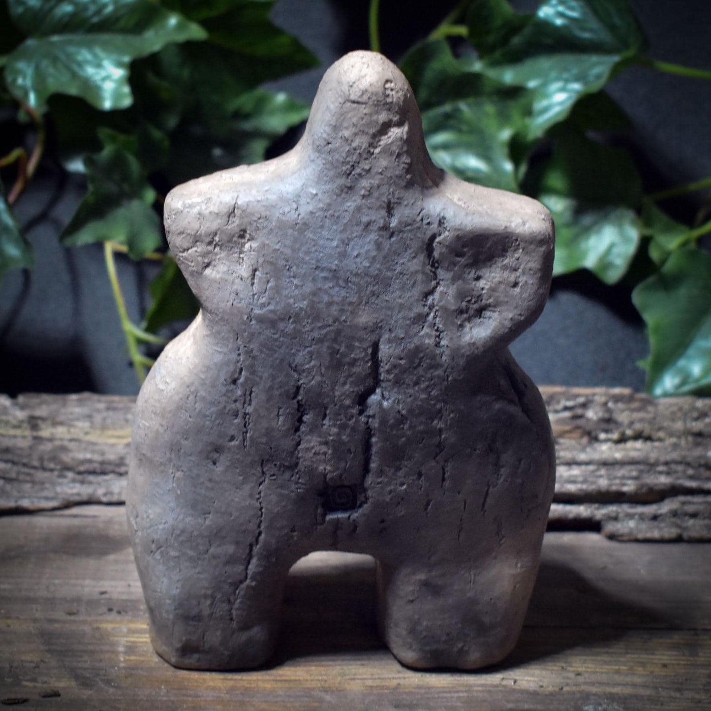 Urmutter Skulptur inspiriert von Artefakten – archaische Tonfigur aus Rauchbrandton SKU239