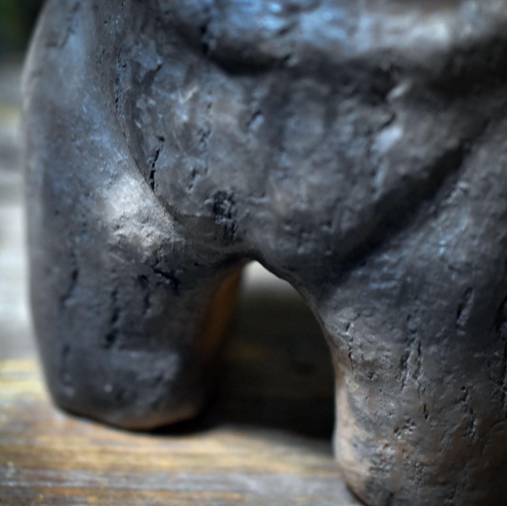 Urmutter Skulptur inspiriert von Artefakten – archaische Tonfigur aus Rauchbrandton