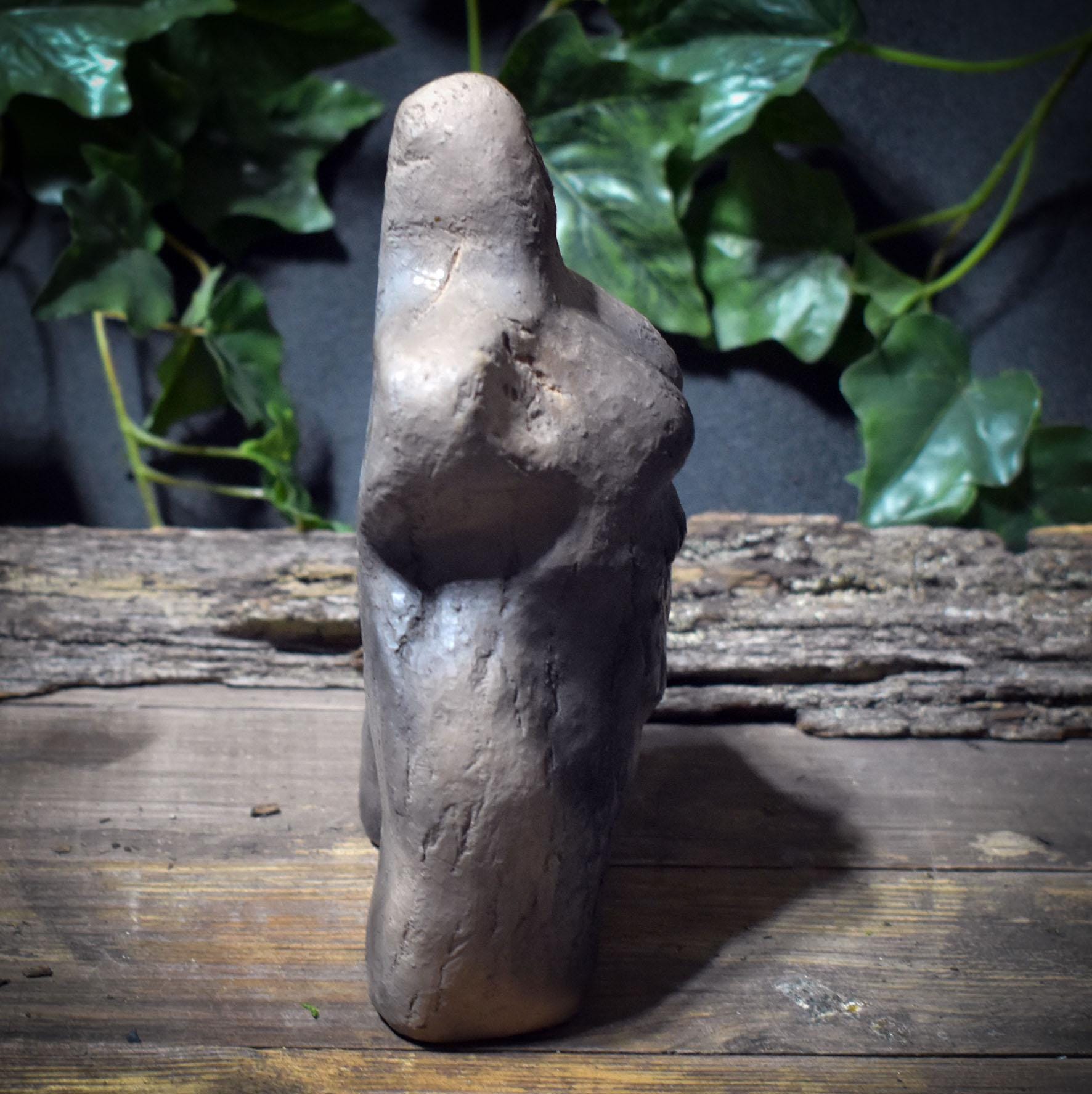 Urmutter Skulptur inspiriert von Artefakten – archaische Tonfigur aus Rauchbrandton