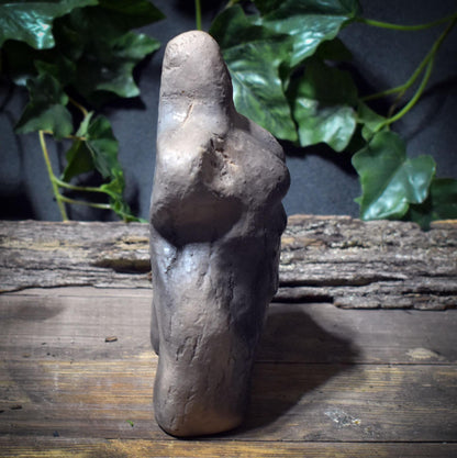Urmutter Skulptur inspiriert von Artefakten – archaische Tonfigur aus Rauchbrandton