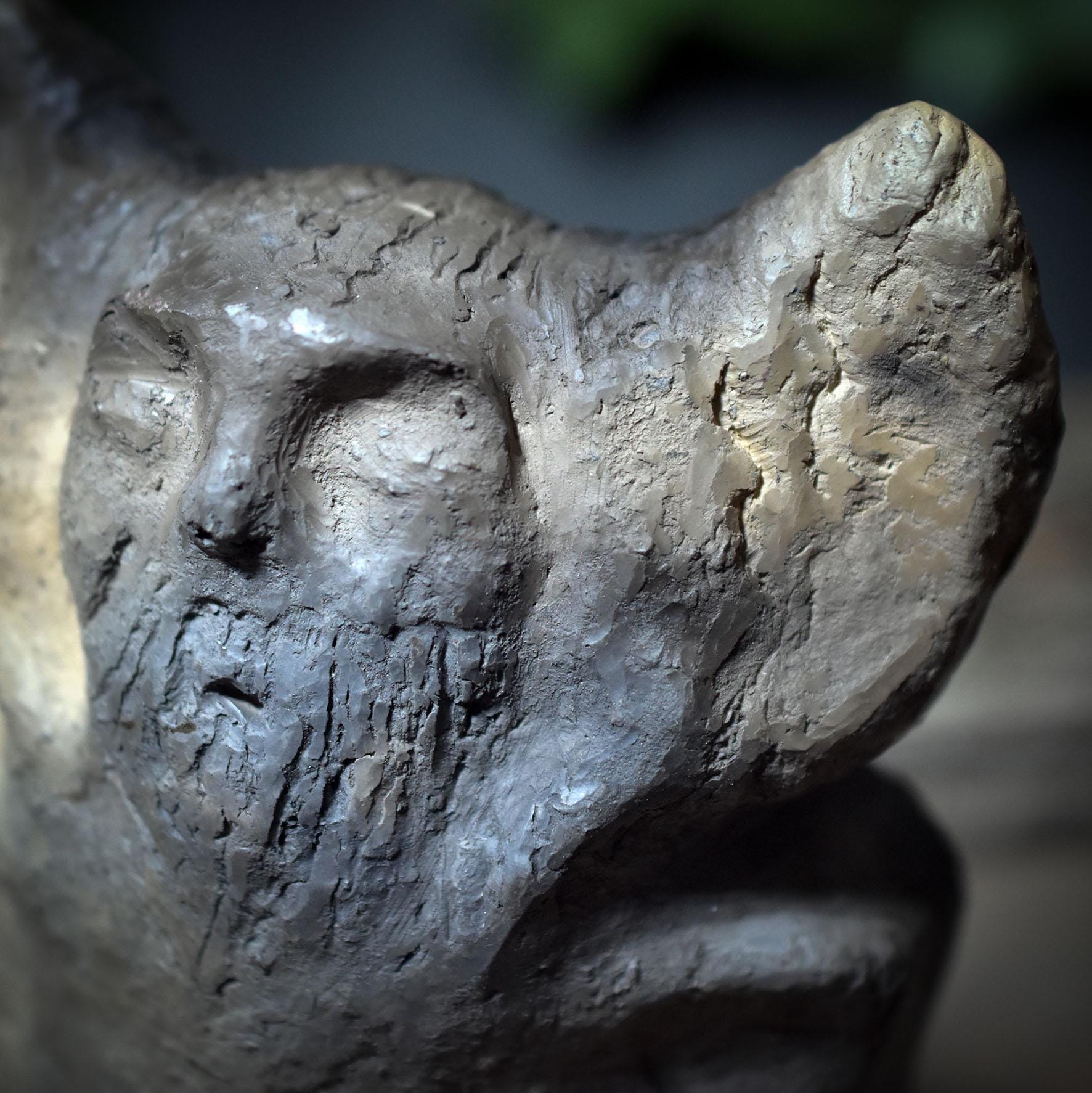Cernunnos Skulptur aus Rauchbrandton – archaische Tonfigur des Gehörnten SKU241