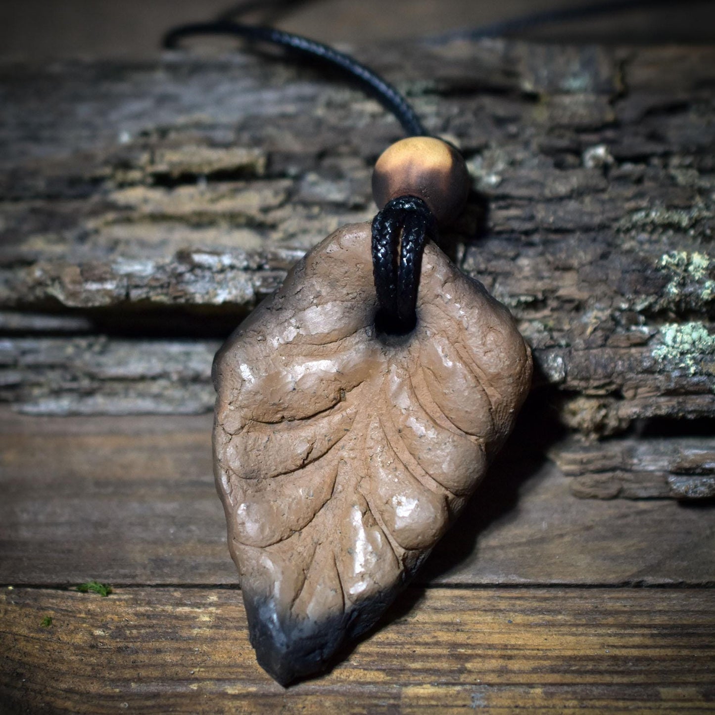 Laubblatt Amulett aus Ton – verstellbares Baumwollband mit Holzperle AMU071