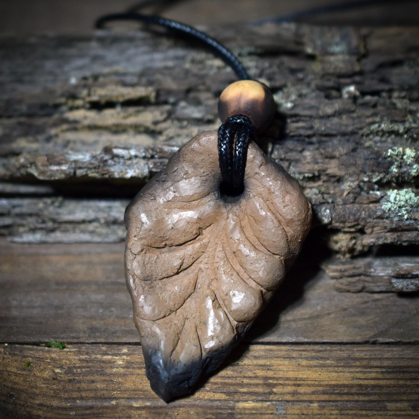 Laubblatt Amulett aus Ton – verstellbares Baumwollband mit Holzperle AMU071