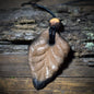 Laubblatt Amulett aus Ton – verstellbares Baumwollband mit Holzperle AMU071
