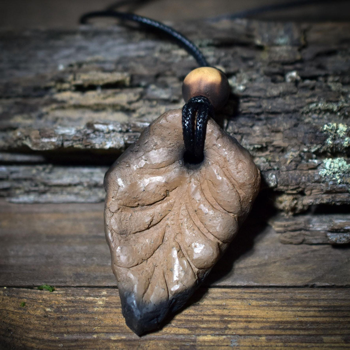 Laubblatt Amulett aus Ton – verstellbares Baumwollband mit Holzperle
