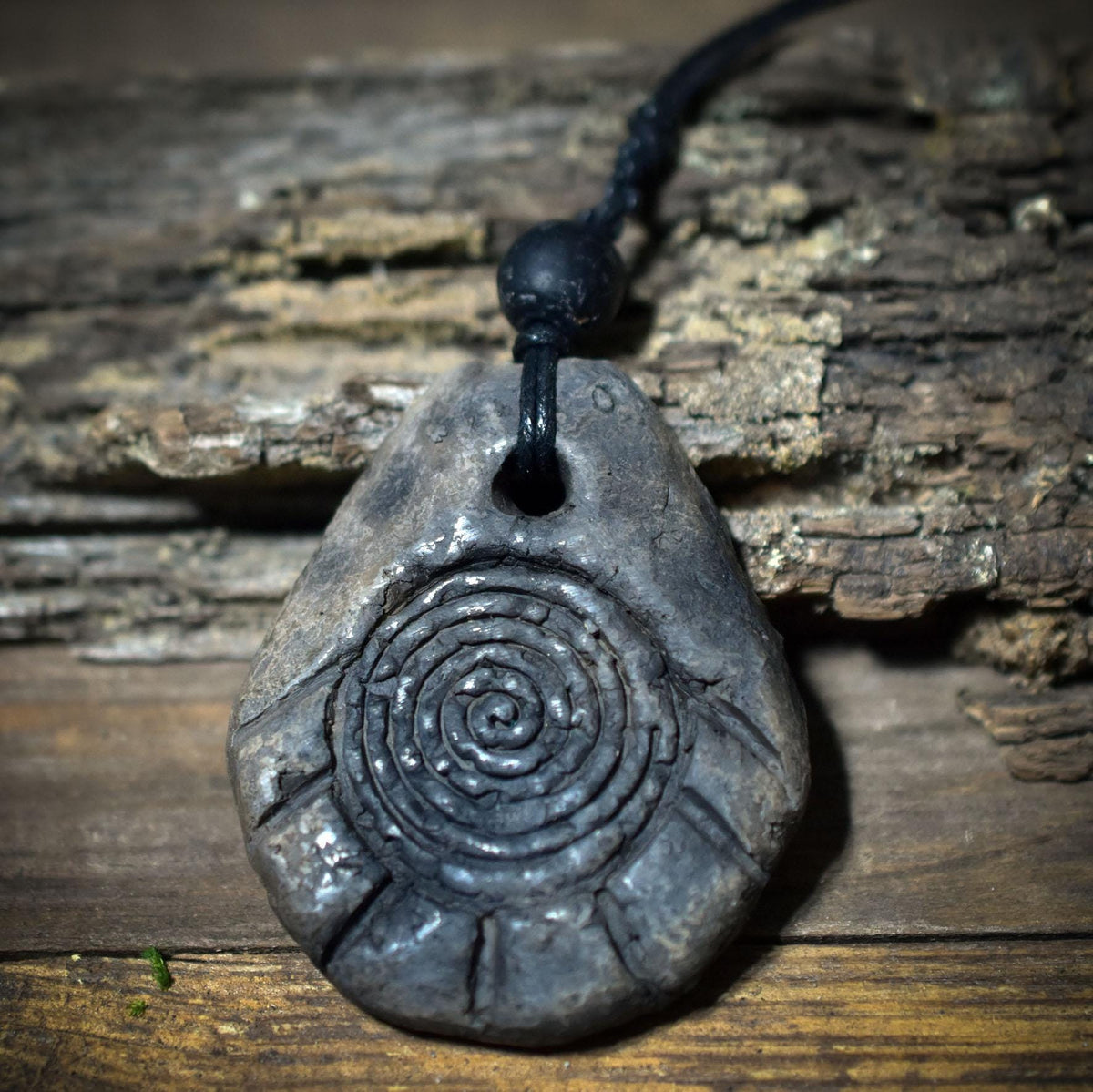 Sonnenspirale Amulett aus Ton – verstellbares Baumwollband mit Glasperle