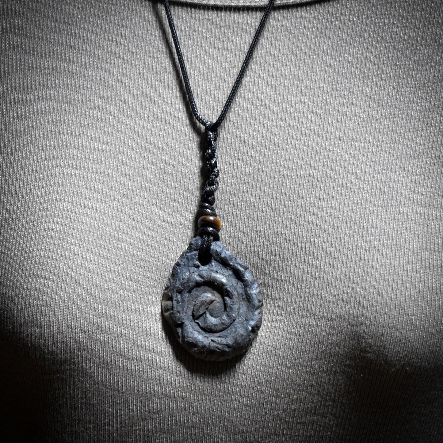 Lebensspirale Amulett aus Ton – verstellbares Baumwollband mit Tigerauge AMU073