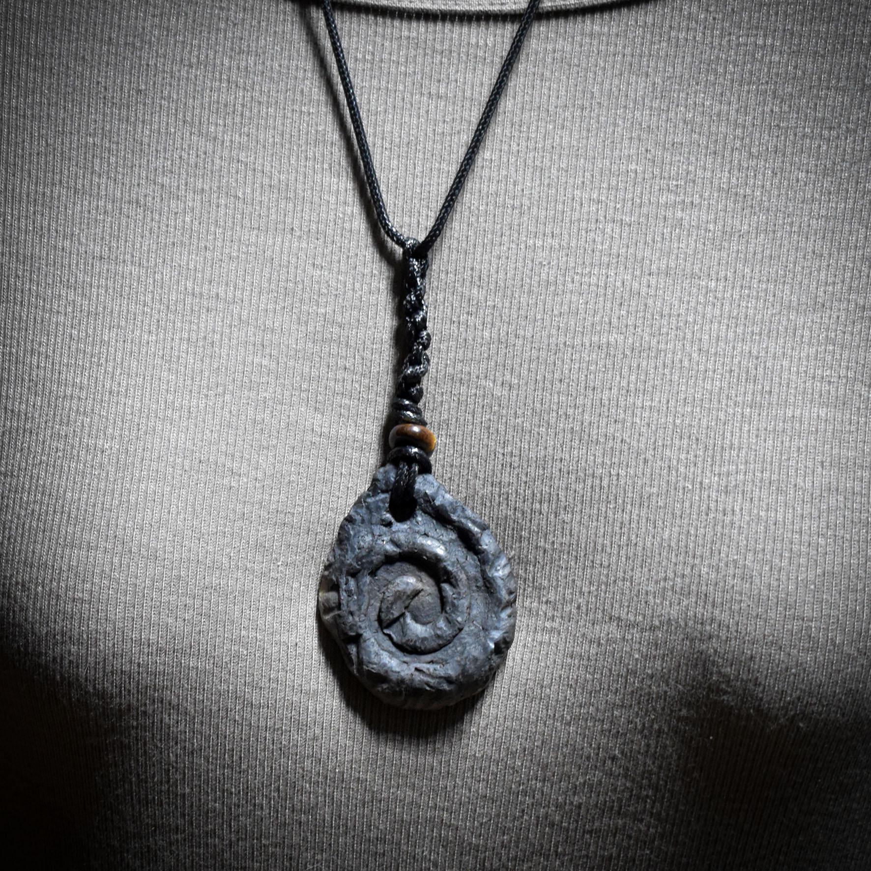 Lebensspirale Amulett aus Ton – verstellbares Baumwollband mit Tigerauge AMU073