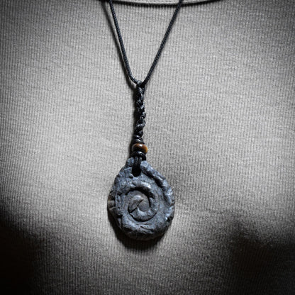 Lebensspirale Amulett aus Ton – verstellbares Baumwollband mit Tigerauge AMU073