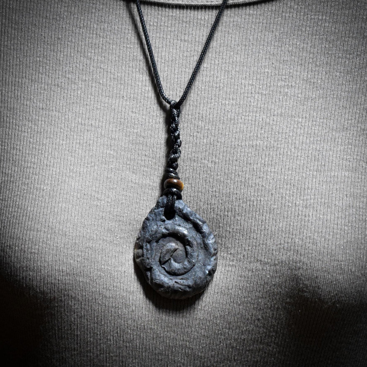 Lebensspirale Amulett aus Ton – verstellbares Baumwollband mit Tigerauge