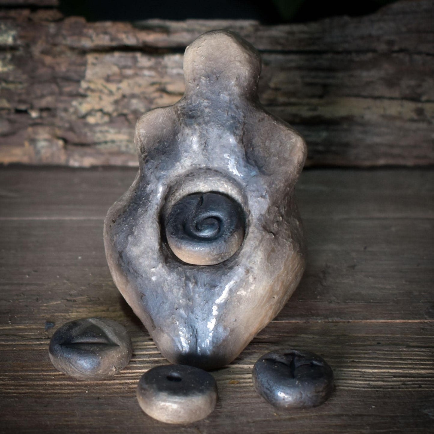 Ritualskulptur aus Rauchbrandton mit vier Symbolsteinen - SKU192