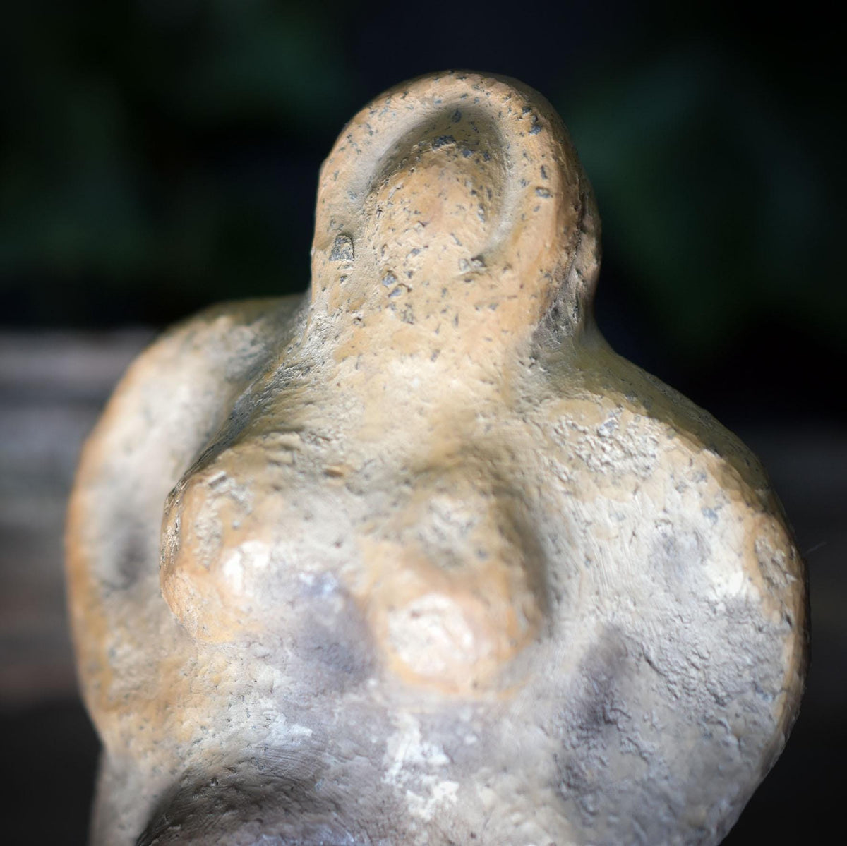 Mondgöttin Skulptur aus Rauchbrandton – archaische Göttinnenfigur für Zyklen & Intuition