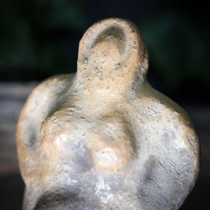 Mondgöttin Skulptur aus Rauchbrandton – archaische Göttinnenfigur für Zyklen & Intuition