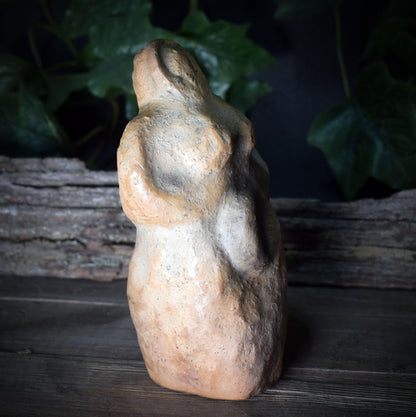 Mondgöttin Skulptur aus Rauchbrandton – archaische Göttinnenfigur für Zyklen & Intuition