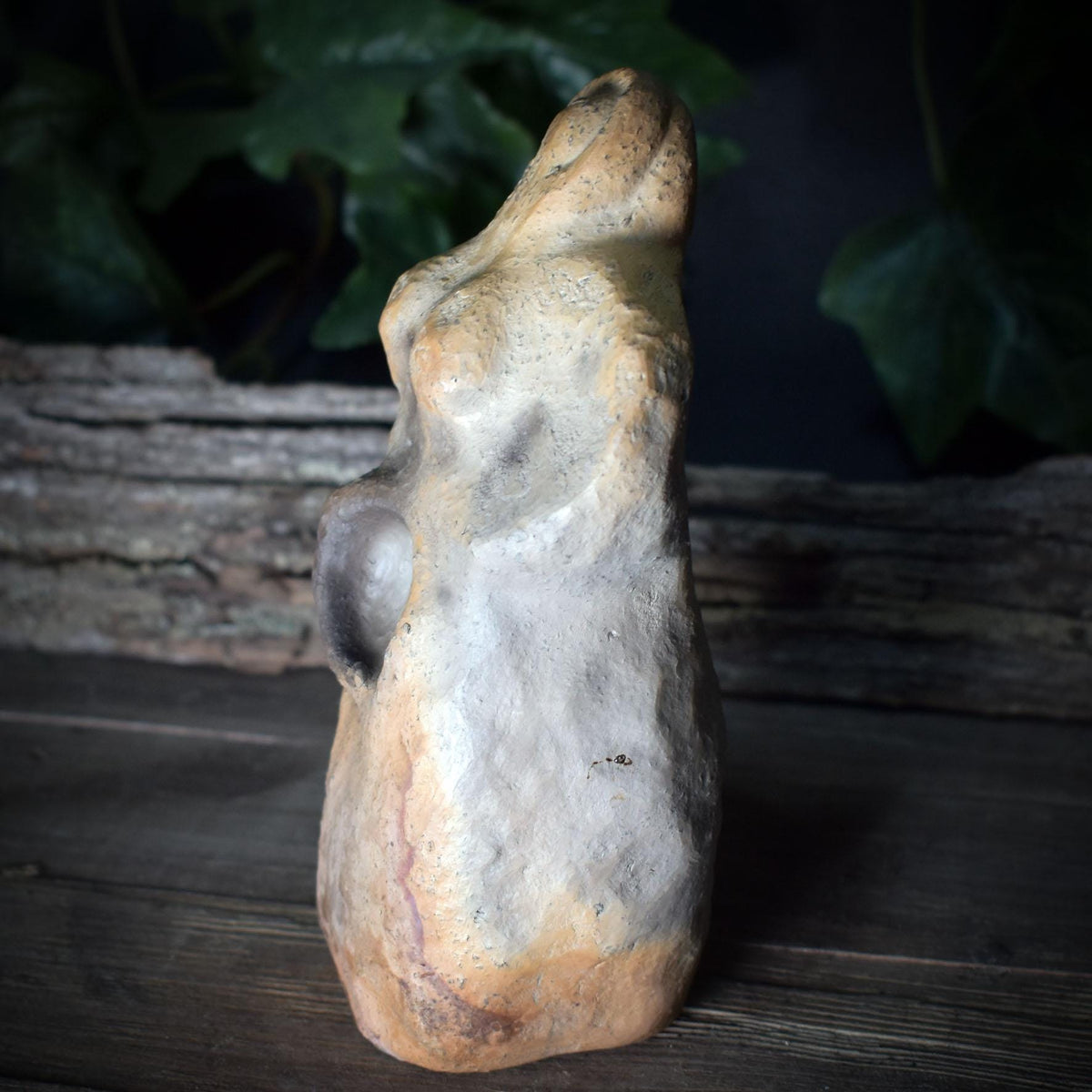 Mondgöttin Skulptur aus Rauchbrandton – archaische Göttinnenfigur für Zyklen & Intuition