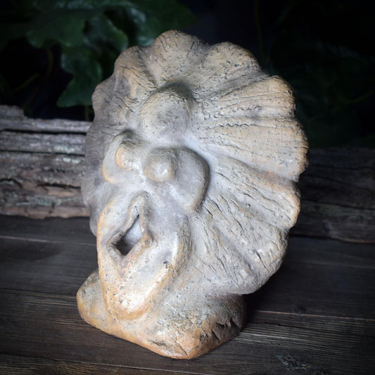 Yoni Göttin Skulptur in Muschelform – archaische Tonfigur aus Rauchbrand SKU247