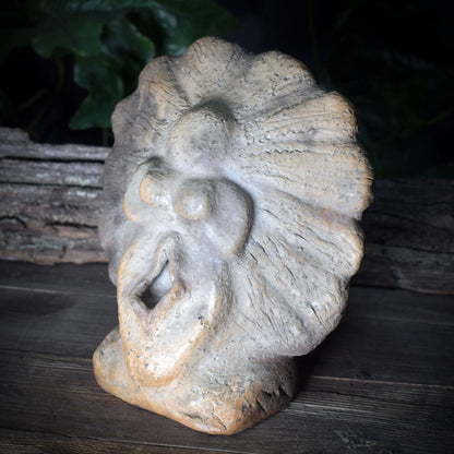 Yoni Göttin Skulptur in Muschelform – archaische Tonfigur aus Rauchbrand
