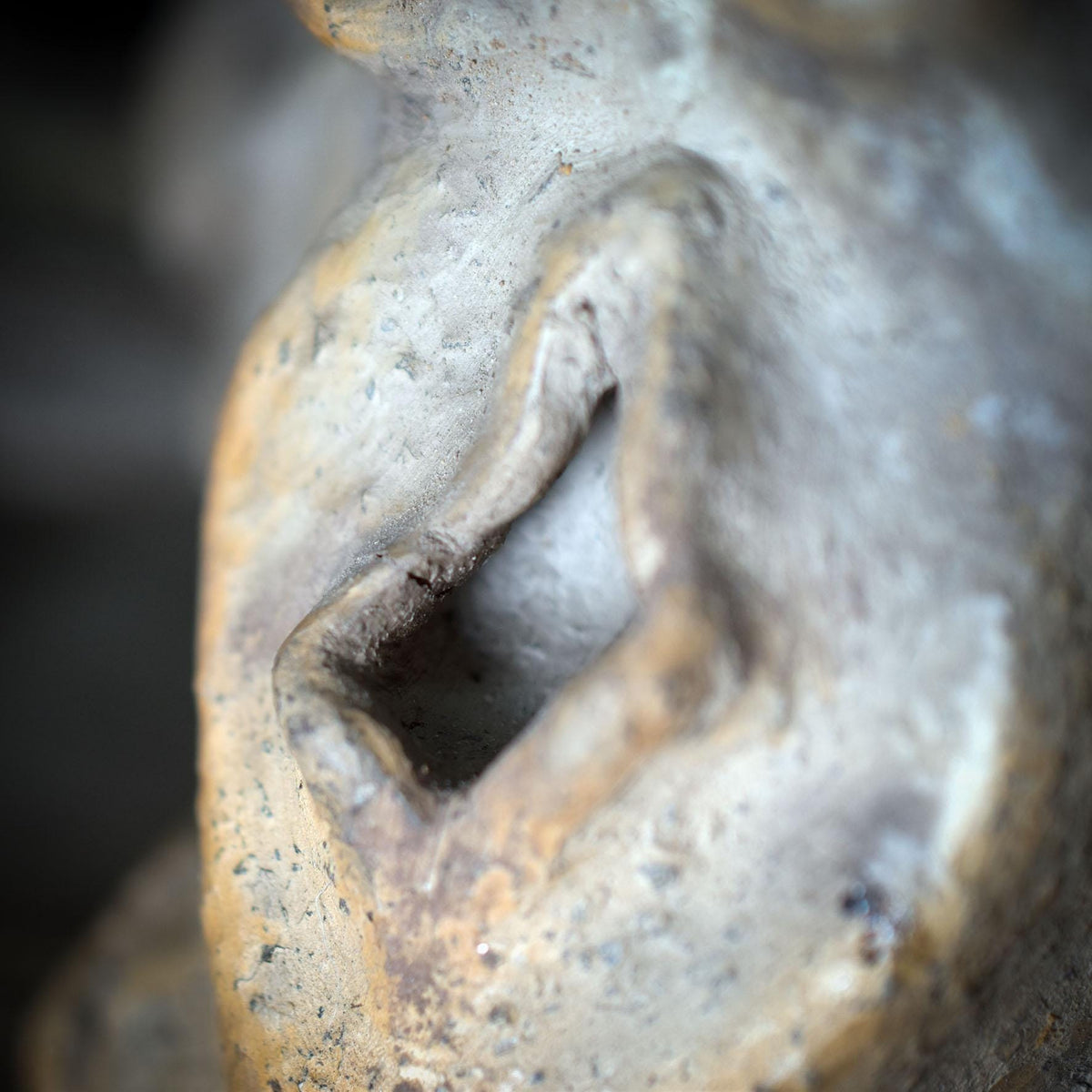 Yoni Göttin Skulptur in Muschelform – archaische Tonfigur aus Rauchbrand