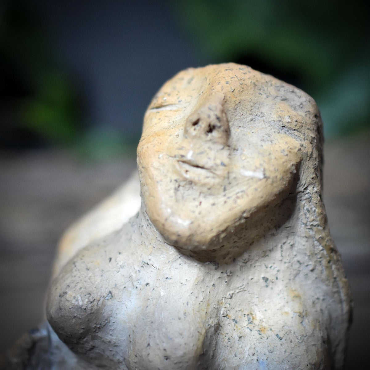 Hüterin der Meerestiere mit Wal-Relief – archaische Skulptur aus Rauchbrandton