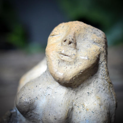Hüterin der Meerestiere mit Wal-Relief – archaische Skulptur aus Rauchbrandton