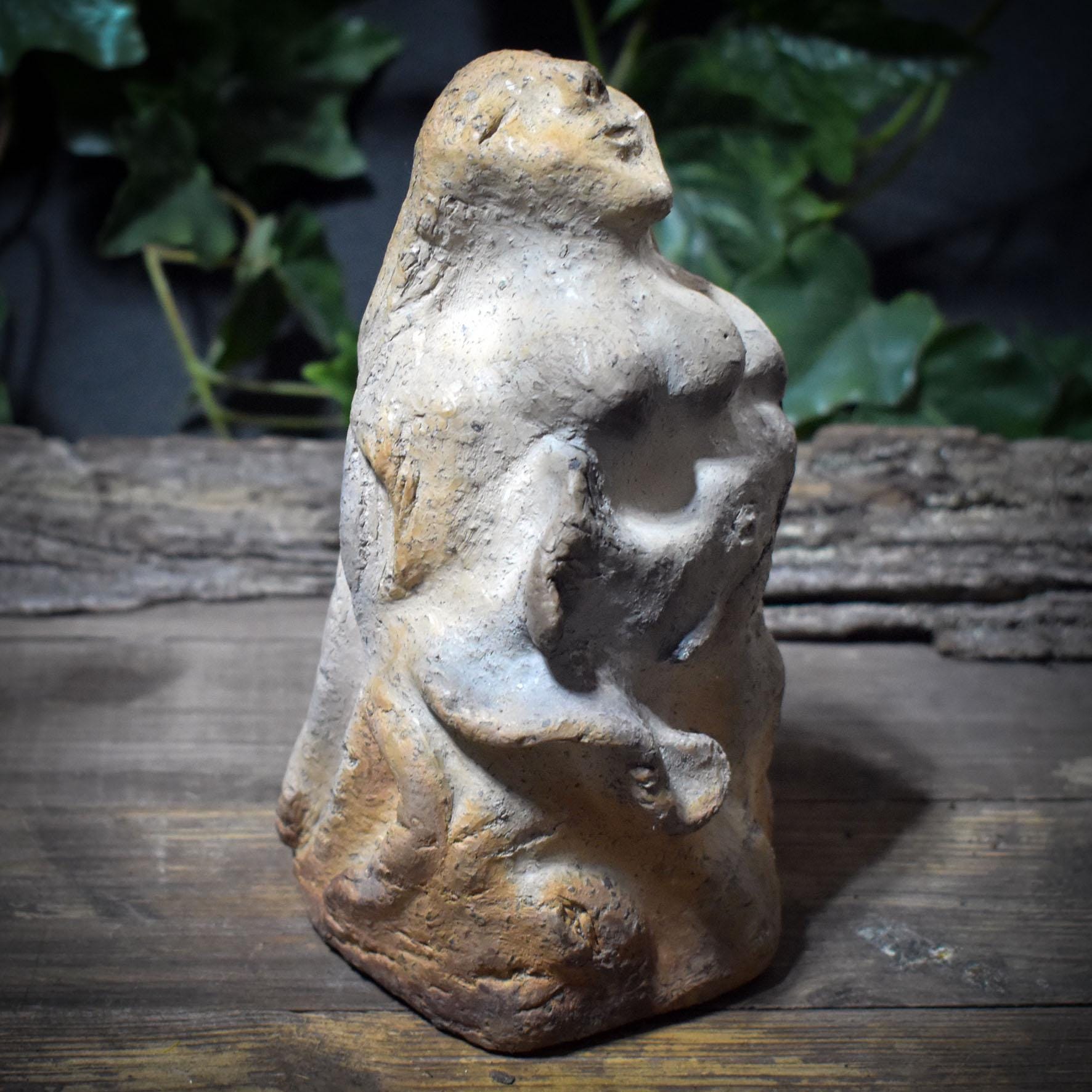 Hüterin der Meerestiere mit Wal-Relief – archaische Skulptur aus Rauchbrandton SKU248