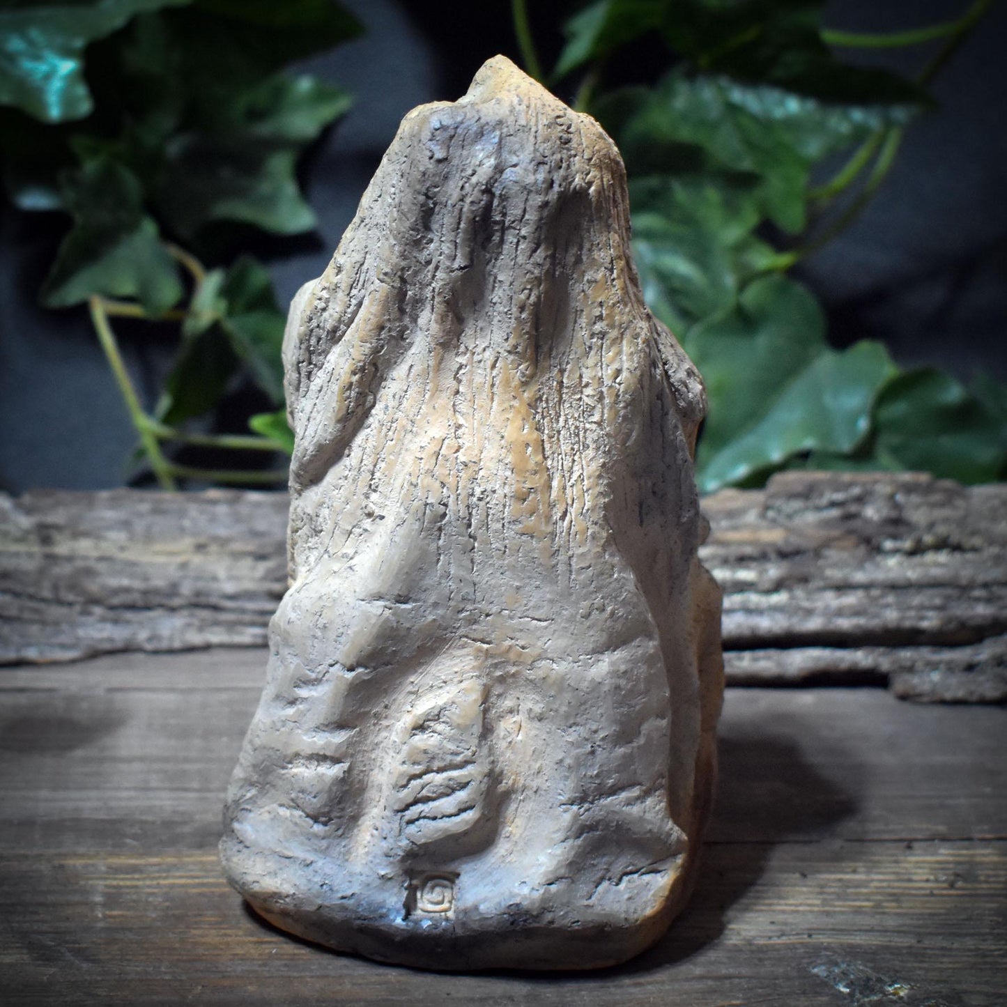 Hüterin der Meerestiere mit Wal-Relief – archaische Skulptur aus Rauchbrandton SKU248