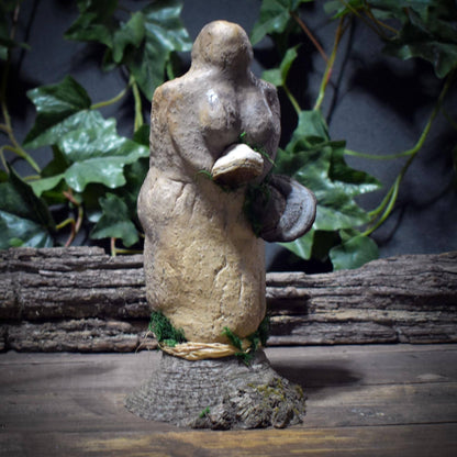 Hüterin des Waldes Skulptur – auf Baumstumpf mit Baumpilzen & Moos SKU249
