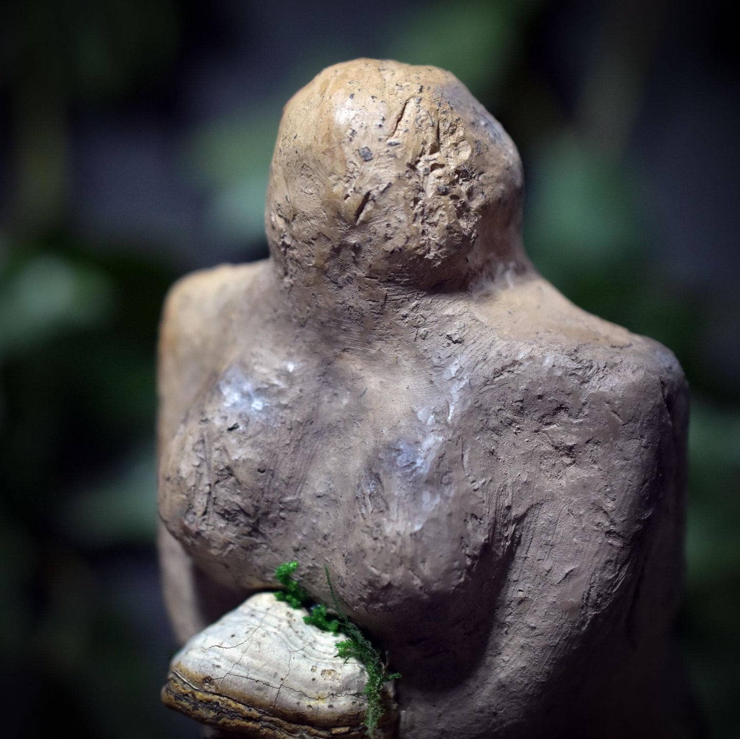 Hüterin des Waldes Skulptur – auf Baumstumpf mit Baumpilzen & Moos SKU249