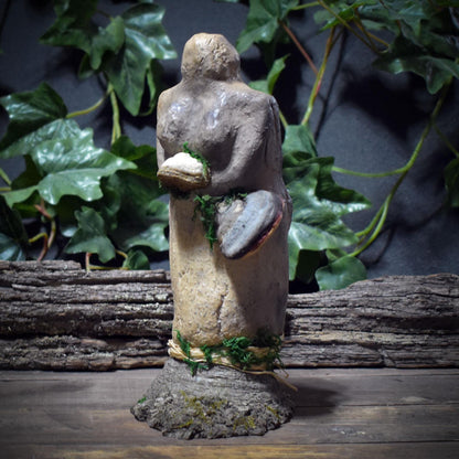Hüterin des Waldes Skulptur – auf Baumstumpf mit Baumpilzen & Moos