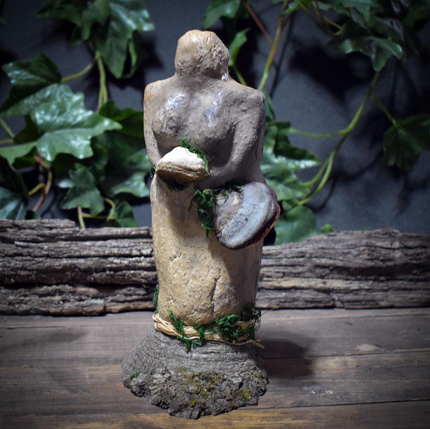 Hüterin des Waldes Skulptur – auf Baumstumpf mit Baumpilzen & Moos SKU249