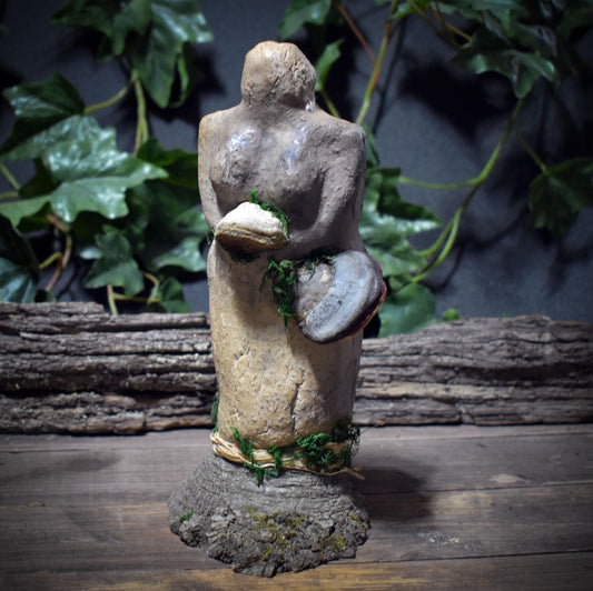 Hüterin des Waldes Skulptur – auf Baumstumpf mit Baumpilzen & Moos SKU249