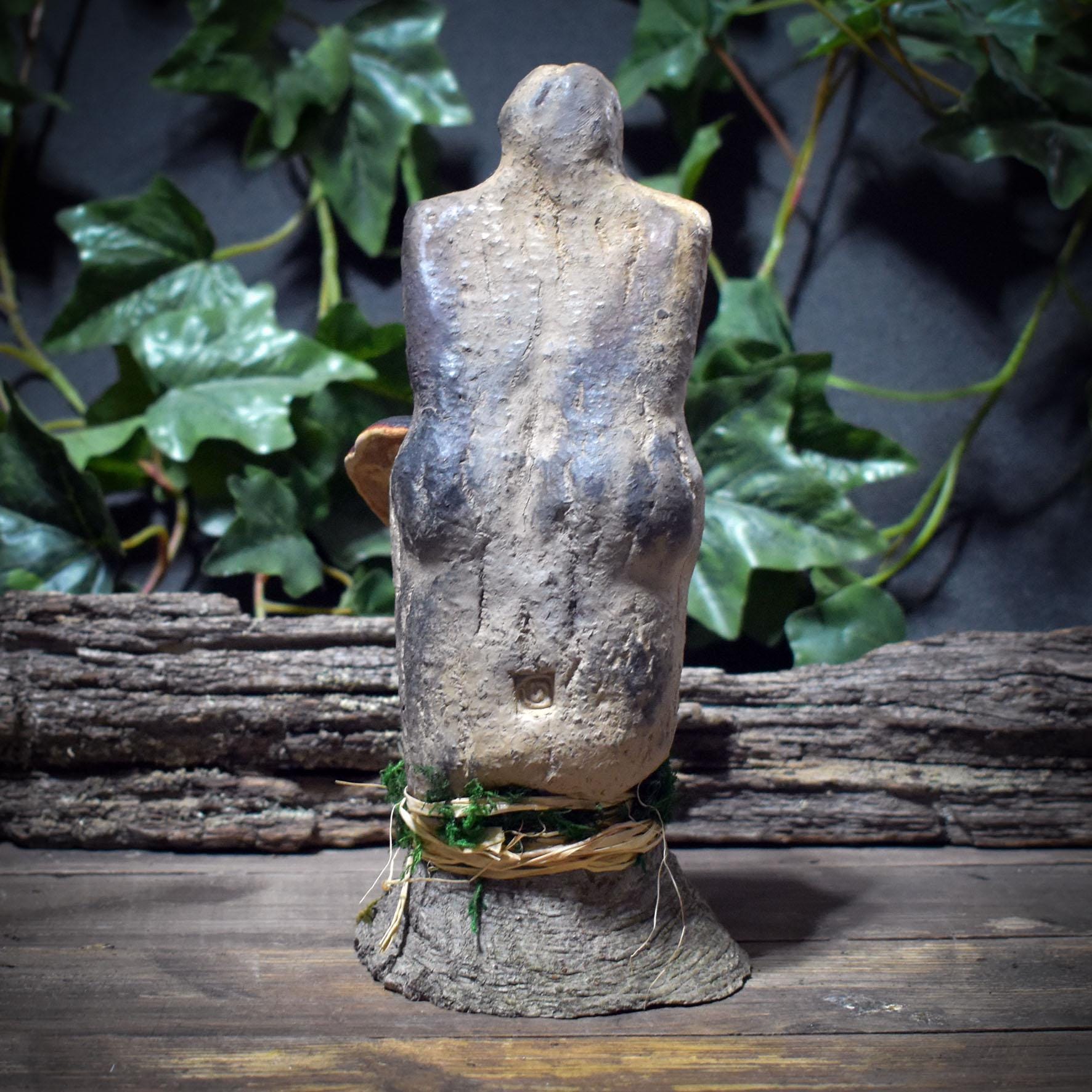 Hüterin des Waldes Skulptur – auf Baumstumpf mit Baumpilzen & Moos SKU249