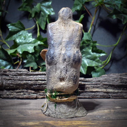 Hüterin des Waldes Skulptur – auf Baumstumpf mit Baumpilzen & Moos SKU249