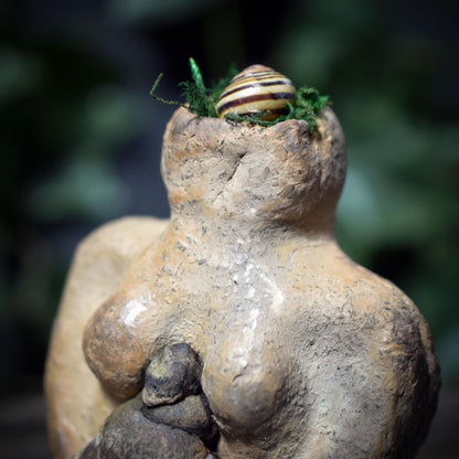Hüterin des Waldes Skulptur aus Ton – Archaische Waldgeist Figur mit Baumpilz & Moos – Spirituelle Erdkunst, Natur-Altar Dekoration