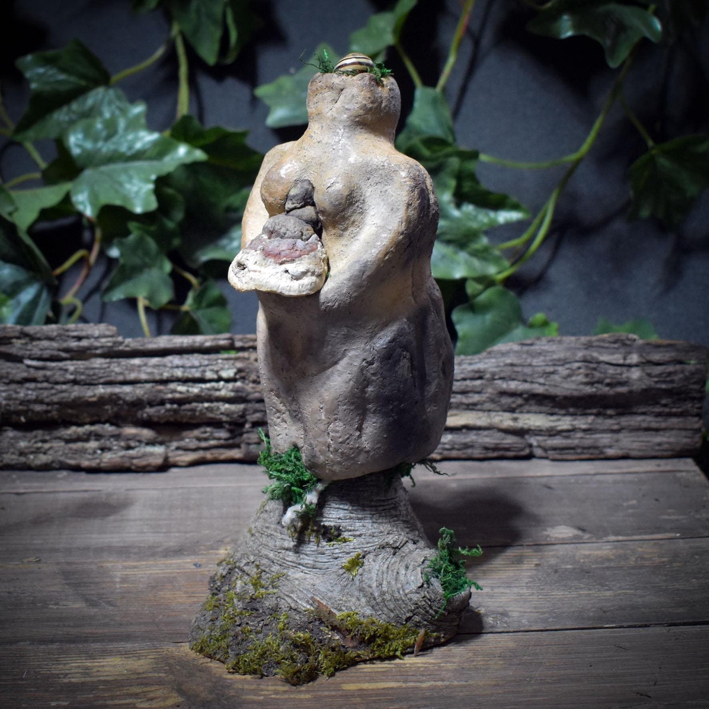 Hüterin des Waldes Skulptur aus Ton – Archaische Waldgeist Figur mit Baumpilz & Moos – Spirituelle Erdkunst, Natur-Altar Dekoration SKU250