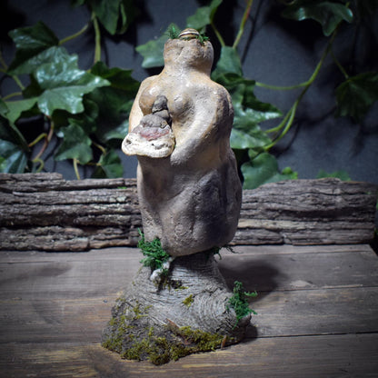 Hüterin des Waldes Skulptur aus Ton – Archaische Waldgeist Figur mit Baumpilz & Moos – Spirituelle Erdkunst, Natur-Altar Dekoration SKU250