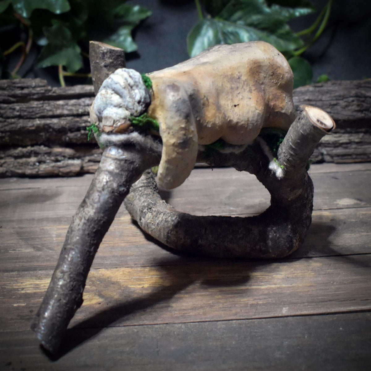 Ruhende Waldgöttin Skulptur aus Ton – Archaische Frauenfigur auf Ast – Spirituelle Erdkunst & Altarfigur, handgefertigte Göttin