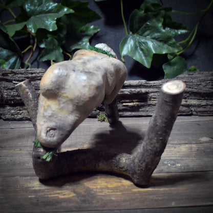 Ruhende Waldgöttin Skulptur aus Ton – Archaische Frauenfigur auf Ast – Spirituelle Erdkunst & Altarfigur, handgefertigte Göttin