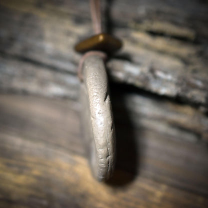 Sonnenspirale Amulett aus Ton – verstellbares Lederband mit Holzperle